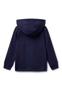 Námořnická modrá mikina s kapucí vyrobená z měkké, texturované tkaniny. Má klokánkovou kapsu a žebrované manžety a lem. Hladký design kapuce.