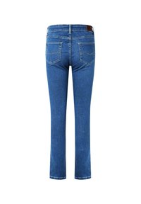 Jeans de mezclilla azul con corte recto, que cuentan con dos bolsillos traseros, costuras sutiles y un parche de cuero en la cinturilla.