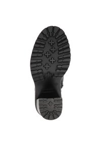 Suola di scarpa nera con profondi intagli per trazione, punta arrotondata e finitura robusta e testurizzata con elementi a motivo incrociato.