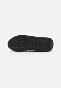 Tommy Jeans RUNNER - Zapatillas - triple black