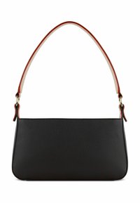 Borsa a mano in pelle nera con una texture a ciottoli, dotata di una tracolla in pelle rossa a contrasto e una forma rettangolare minimalista.
