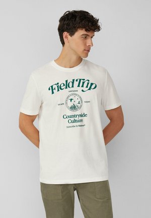 Weißes Baumwoll-T-Shirt mit grünem grafischem Text, der "Exkursion" und "Ländliche Kultur" liest, sowie Illustrationen zum Thema Natur. Kurze Ärmel.