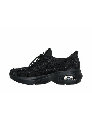 Sort sneaker med en tekstureret mesh-overdel prydet med glitrende detaljer. Har en polstret sål med en synlig luft enhed. Snøresystem.