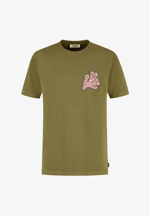 Olíva zöld, rövid ujjú pamut póló. Bal mellrészen lila és rózsaszín grafikai szöveg található: "A legjobb az elfogadható".