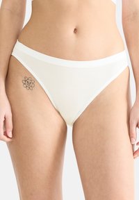 Weiße Baumwollmischung-Bikini-Unterwäsche mit glatter Textur, ausgestattet mit einem breiten Bund und klaren Linien. Minimalistisches Design ohne Muster.