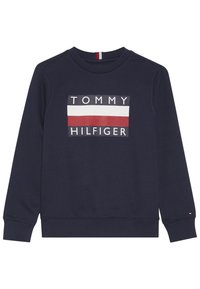 Granatowy sweatshirt z prostokątnym logo z napisem "TOMMY HILFIGER", białymi i czerwonymi poziomymi paskami, ściągaczem przy szyi i mankietami.