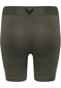 Herenfitted shorts in donkergroen stof, met een zwarte geribbelde tailleband met een V-patroon. Gladde textuur, knielange ontwerp.