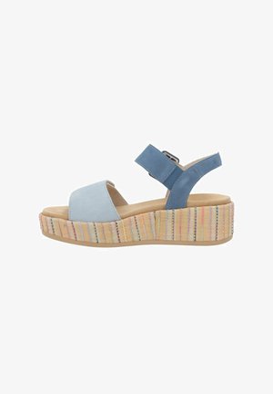Sandali con zeppa in suede azzurro chiaro e una piattaforma intrecciata colorata. Chiusura con cinturino e dettaglio in pelle blu a contrasto alla caviglia.