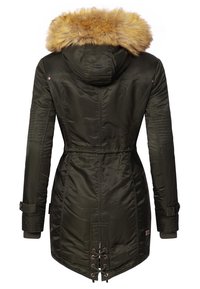 Parka vert olive avec capuche en fourrure, taille à cordon réglable et lacets décoratifs à l'ourlet. Comprend des détails avec fermeture éclair et boutons.