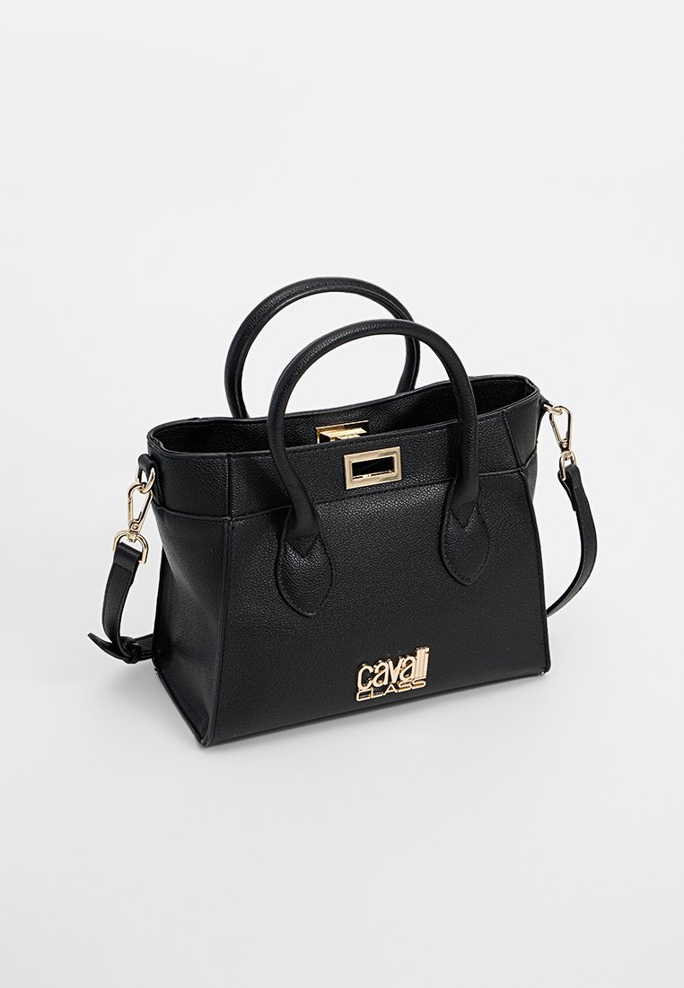 Bolso de mano de cuero negro con doble asa, herrajes dorados, forma cuadrada y acento de logo en la parte frontal. Incluye una correa de hombro desmontable.