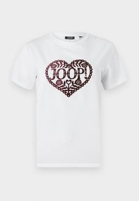 Tricou alb din bumbac cu un grafic în formă de inimă burgundy, împodobit cu elemente florale și textul "JOOP!" scris cu litere decorative.