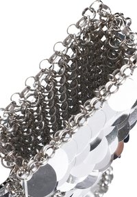 Metallisch silberne Kettenglieder-Tasche mit runden, reflektierenden Pailletten, strukturiertem Oberflächen und einer strukturierten Form.