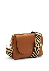 Borsa a tracolla in pelle marrone con chiusura a pattina, caratterizzata da una tracolla regolabile a strisce zebrate e dettagli in oro.