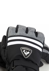 Svarta och grå vinterhandskar med en texturerad grå ovansida, tre vita ränder och en svart loggopatch med en tuppemblem.