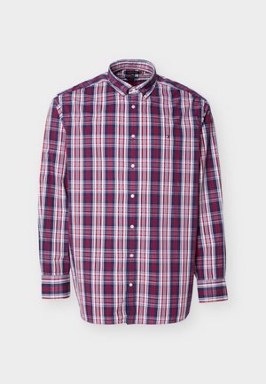 Koszula na długi rękaw z guziczkami, w niebiesko-czerwono-białą kratę, z kołnierzykiem zapinanym na guziki, ułożona płasko na białym tle.