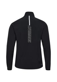 Chaqueta negra con cuello alto, mangas largas y una franja reflectante blanca. Presenta un audaz diseño con la marca "HUMMEL" en la parte posterior. Textura suave.