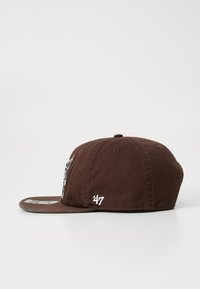 Brun baseball cap med flat skygge, med brodert logo og tallet "47" på siden. Laget av slitesterkt stoff med strukturert form.