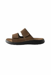 Sandale à glisser en cuir marron avec deux sangles Velcro ajustables, semelle en caoutchouc sombre et semelle intérieure texturée pour le confort.