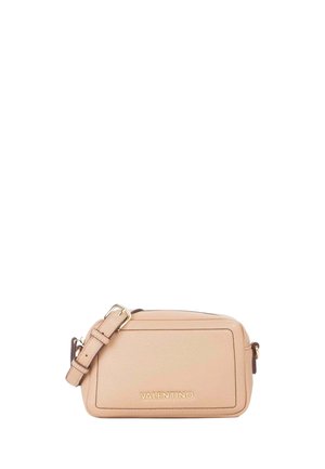 Bolso bandolera rectangular de cuero beige de Valentino con correa ajustable y logotipo dorado en el bolsillo frontal.