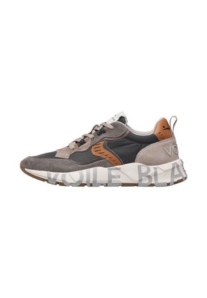Grauer, schwarzer und brauner Sneaker mit Schnürsenkeln, Wildleder- und Mesh-Materialien und weißer Sohle mit dem Text "VOILE BLANCHE" an der Seite.