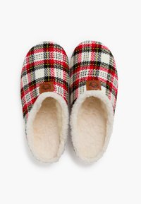 Pantofole a quadri rosse e nere con una morbida fodera interna bianca e un'etichetta in pelle marrone. Design a punta arrotondata e con chiusura sul dietro.