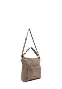 Torebka z sztucznej zamszowej skóry w kolorze taupe, z plecionym uchwytem na górze, regulowanym paskiem i przednią kieszenią na zamek. Gładka tekstura i przestronny design.