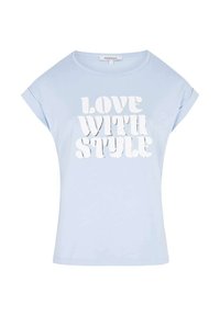 T-shirt bleu clair en tissu doux, avec un graphique imprimé « AIME AVEC STYLE » en blanc. Manches courtes retroussées et col rond.