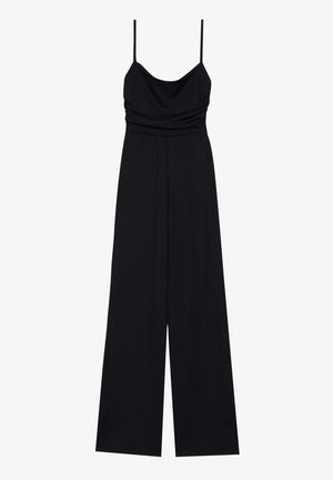 Schwarzer Jumpsuit mit Cowl-Ausschnitt, dünnen Trägern und weit geschnittenen Hosen. Hergestellt aus einem weichen Stoff mit gerippter Textur.