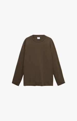 Camicia a maniche lunghe marrone con colletto rotondo e vestibilità rilassata. Realizzata in un tessuto morbido, presenta spalle scese e cuciture minime.