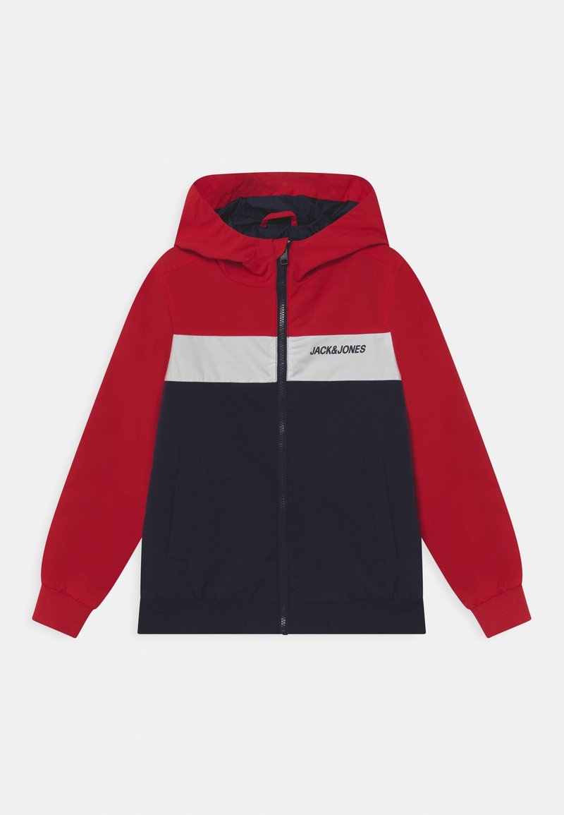 Červená a námořnická mikina s kapucí, která má bílé vodorovné pruhy, zipové zapínání a logo "JACK & JONES" na hrudi. Lehká látka.