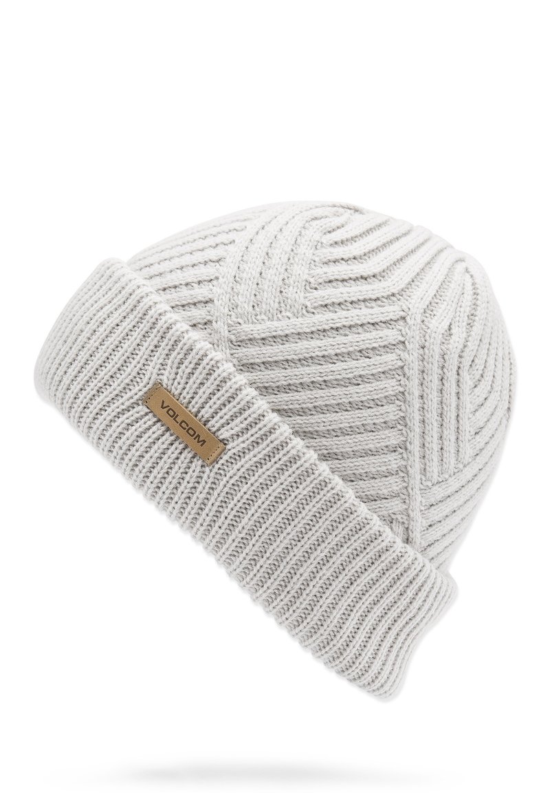 Bonnet en tricot gris clair avec une texture côtelée et un motif en chevrons. Présente un badge logo Volcom brodé sur le revers. 