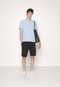 BOSS TOKKS - Basic póló - open blue