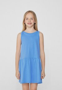 Robe sans manches bleue en tissu doux, dotée d'un col rond et d'un ourlet froncé pour une coupe décontractée. La texture semble lisse.