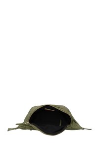 Borsetta con zip verde oliva realizzata in materiale liscio con un interno nero. Presenta una zip dorata e una forma piatta e rettangolare.