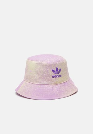Bob tie-dye lilas et blanc cassé avec logo Adidas brodé en violet et motif trèfle à trois feuilles sur le devant.