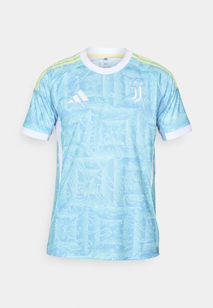 Lyseblå trøje med abstrakte svømmet mønstre, hvide accenter og tre gule striber på skuldrene. Funktionen inkluderer Adidas-logoet og Juventus-emblemet.