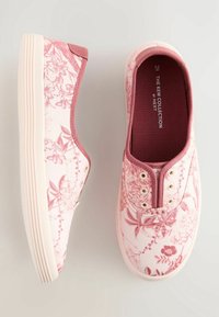Zapatillas de lona sin cordones con un patrón floral en tonos rosas, superficie texturizada, acentos en tonalidades similares, cordones falsos y una suela de goma en un suave tono rosa.