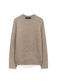 Beżowy sweter z dzianiny wykonany z miękkiej wełny. Ma okrągły dekolt oraz prążkowane mankiety i dół. Gładka struktura o prostym wzornictwie.