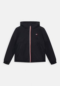 Černá kapucí bunda s celým zipem, vyznačující se červenými a bílými detaily, elastickými manžetami a dvěma předními kapsami. Návrh loga na prsou.