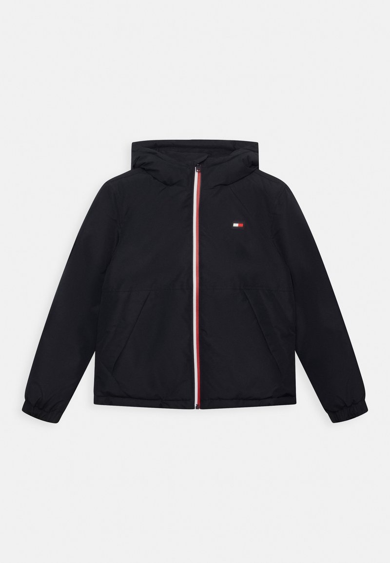 Černá kapucí bunda s celým zipem, vyznačující se červenými a bílými detaily, elastickými manžetami a dvěma předními kapsami. Návrh loga na prsou.