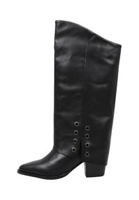 Bota de cuero negro hasta la rodilla con punta afilada, tacón angular y ojales decorativos de acero plateado a lo largo del costado. Textura suave y diseño elegante.