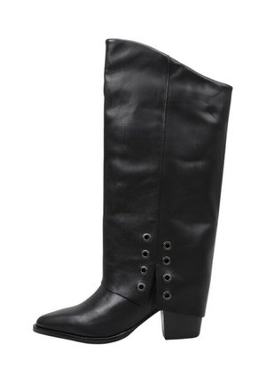 Bota de cuero negro hasta la rodilla con punta afilada, tacón angular y ojales decorativos de acero plateado a lo largo del costado. Textura suave y diseño elegante.
