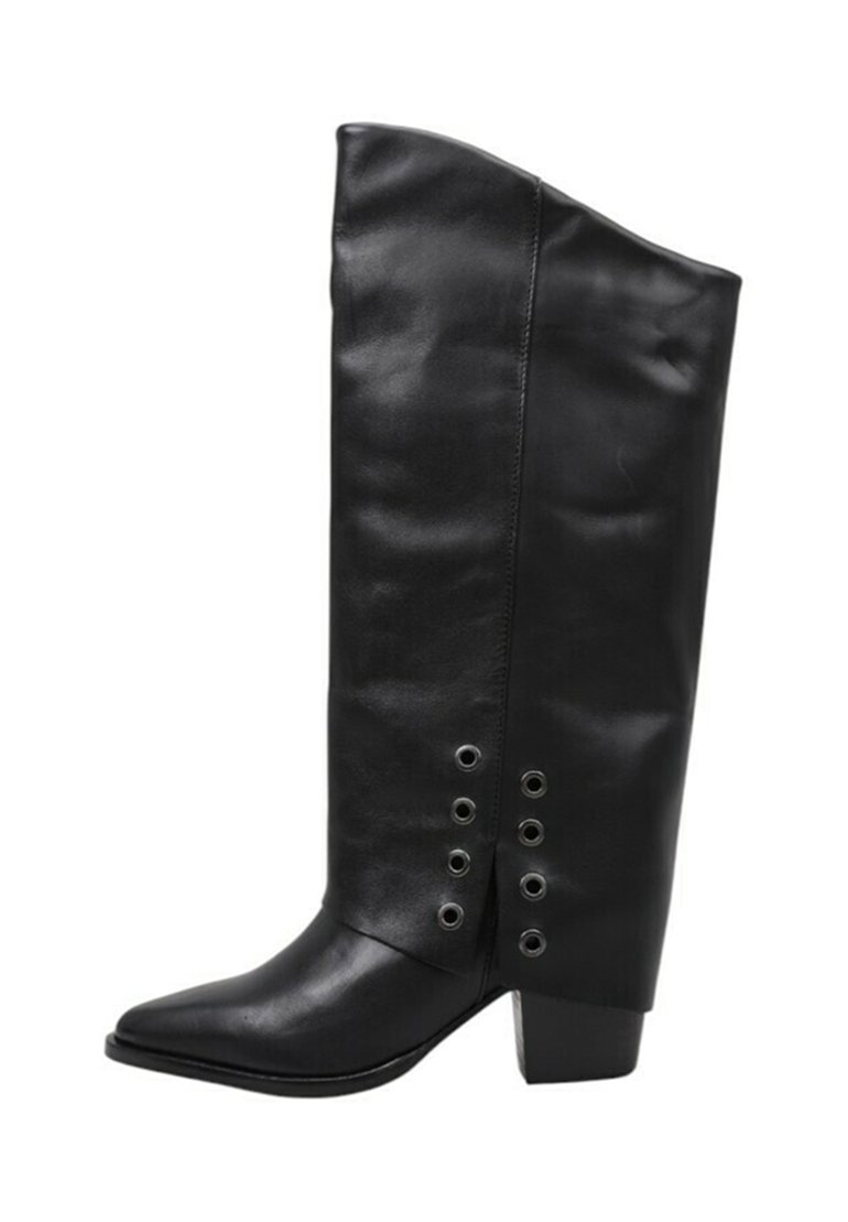 Bota de cuero negro hasta la rodilla con punta afilada, tacón angular y ojales decorativos de acero plateado a lo largo del costado. Textura suave y diseño elegante.