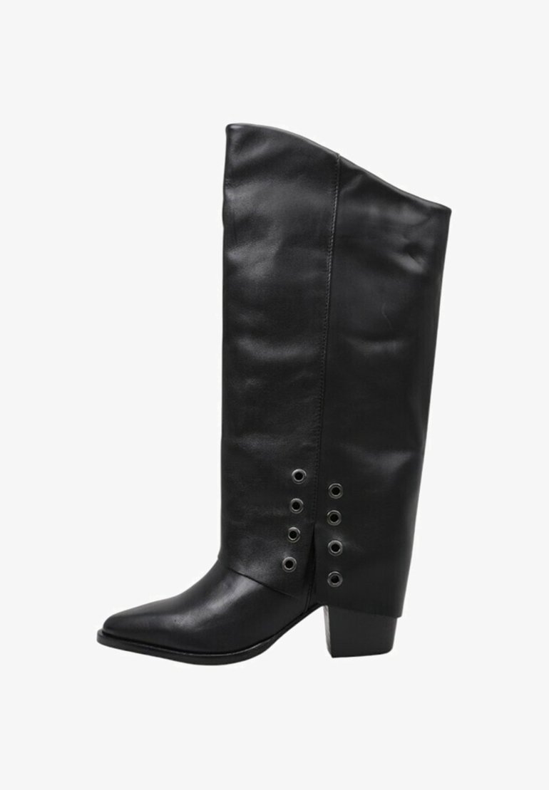 Bota de cuero negro hasta la rodilla con punta afilada, tacón angular y ojales decorativos de acero plateado a lo largo del costado. Textura suave y diseño elegante.