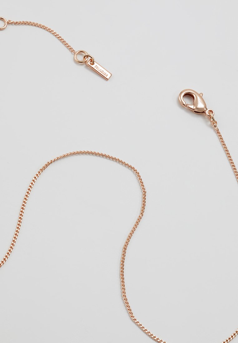 Chaîne en or rose avec un design torsadé, dotée d'un fermoir à homard et d'une petite étiquette avec le nom de la marque.
