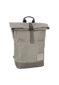 Siv nahrbtnik s preklopom na vrhu, s sprednjim sponko, žepom na zadrgo z rdečimi trakovi in logotipom Joop! Jeans na spodnjem kotu.