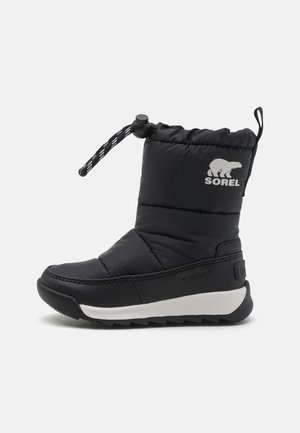 Sort vandtæt støvle med quiltet overdel, elastisk snøring, hvid sål og præget logo detaljer på siden. Holdbart og isoleret design.