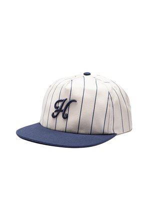 Hvid baseballkasket med marineblå nålestriber, marineblå skygge og hævet, broderet kursiv bogstav "H" på forsiden.