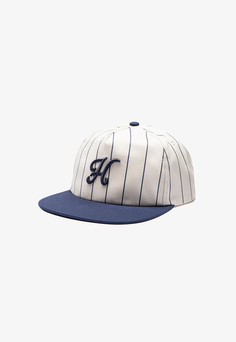 Casquette de baseball blanche avec des fines rayures bleu marine, une visière bleu marine et une lettre "H" en cursive brodée en relief à l'avant.
