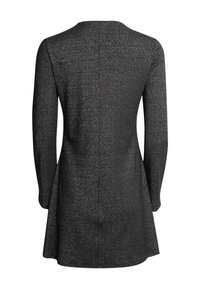 Czarna, metalicznie świecąca sukienka z długimi rękawami, okrągłym dekoltem i rozkloszowanym dołem, charakteryzująca się gładką fakturą i minimalnymi detalami szwów.